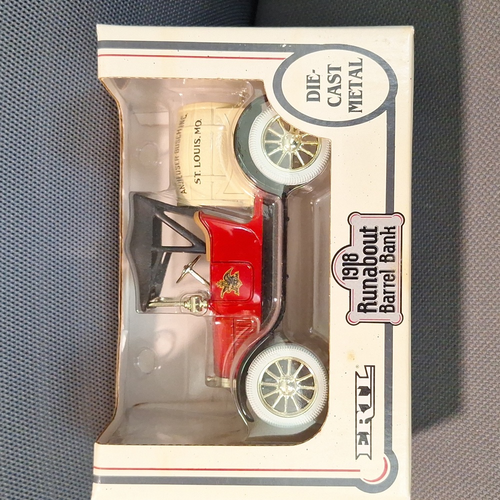 1918 Ford Runabout Berrel Bank 1/25 Scale Die-cast Car